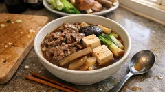 牛脂で香り立つ、すき焼き風 具沢山の肉どうふ——豆腐が崩れにくい煮方