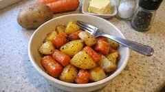 レンジ下ゆでで時短：じゃがいもと人参のバターソテー、外こんがり中ほっくり