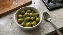 苛性ソーダで渋みを抜く、青オリーブの塩水漬け—二段階塩水でクリアな塩味に