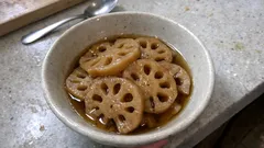 酢水で色よく、弱火でやさしく—作り置きにも便利な「レンコンのやわらか煮」