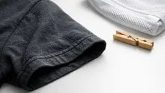 黒い服が白っぽくなる原因は色落ちだけじゃない 洗濯と干し方で防ぐコツ