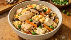 鶏むね肉がしっとり仕上がる、めんつゆで簡単「鶏むね肉の炒り豆腐」—きのこたっぷり