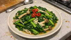 広島菜ときのこをさっと香ばしく：にんにくは弱火で温める、簡単ガーリック炒め