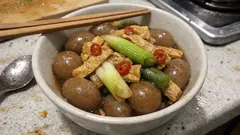 煮るだけでしみしみ：玉こんにゃくと油揚げのかさ増し煮（作り置き・おつまみにも）