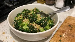 レンジで1分半、ブロッコリーの胡麻和え—水気を取って香りよく仕上げるコツ