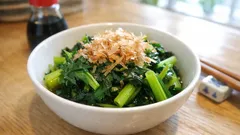 春菊と小松菜をさっと茹でて、めんつゆで完成。香りよく食べやすいお浸しレシピ