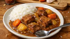 豚肩ロースの塊で作る、ほろほろポークカレー—焼き付けてからじっくり煮込むコツ