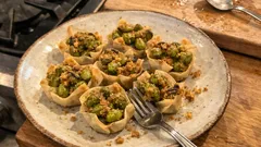 冷凍枝豆で手軽に一品。シュウマイの皮で作るカリカリ揚げ