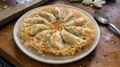 フライパンで失敗しない羽根付き餃子：パリパリ羽根を全面に広げる焼き方