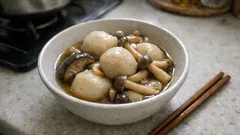 里芋が崩れにくいコツも：だし香る「里芋ときのこの煮物」やさしい甘辛味レシピ