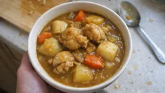 鶏むね肉でさっぱり、長芋でまろやかに仕上げる—ほくっと食感のチキンカレー