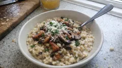 きのこ香る本格リゾット・アイ・フンギ：ブロードを少しずつ足して、芯のある仕上がりに