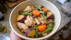 ほくほく甘いさつまいもが主役：鶏ももとにんじんのやさしい煮物（焼き付けでコク出し）