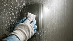 浴室の鏡の白いウロコ汚れをスッキリ落とす方法｜クエン酸と研磨の使い分け