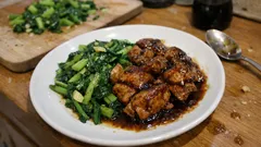 鶏もも肉×小松菜の甘辛炒め：片栗粉でたれがしっかり絡む、定番ごはんおかず