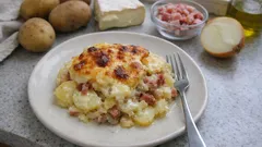 ブリーチーズで作るタルティフレット—じゃがいもほくほく、オーブンでごちそう