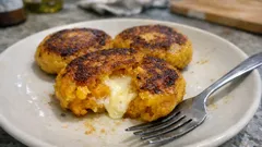 余ったかぼちゃの煮物が香ばしいおやきに—つぶして焼くだけの簡単リメイクレシピ