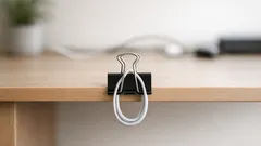 ダブルクリップだけで充電ケーブルが落ちないデスク整理術