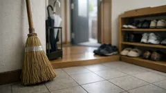 玄関掃除が1分で終わる ホウキにテープを貼るだけの時短テク