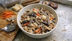 フライパンひとつでしっとり仕上がる、こんにゃくたっぷりヘルシーおから炒り煮