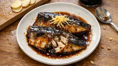 ご飯がすすむ、サバの甘辛煮付け——生姜でくさみを抑えてふっくら仕上げ