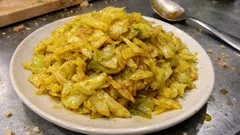 フライパンひとつで簡単:キャベツのカレー粉炒め、仕上げにはちみつでまろやかに