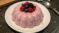 ミックスベリーで作るババロア：ふんわりなめらか、型抜きもきれいに決まる