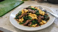 卵は先に焼いてふんわり。ほうれん草と牛肉のバター醤油炒め(フライパンひとつ)