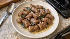 栗粉で作る手打ちニョッキ：もちっと香ばしい、セージバター仕上げ