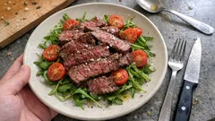 フライパン不要、200℃15分で香ばしく。エアフライヤー牛肉のタリアータ（ルッコラ添え）