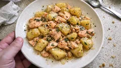 フライパンひとつで満足感：鮭とじゃがいものコンソメバター炒め（レンジ下ごしらえで時短）