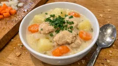 鶏ももは下ゆで&余熱でしっとり:ルゥ半量でも満足のクリームシチュー