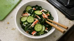 火を使わない副菜：きゅうりとわかめを「だしまろ酢」でさっと和えるだけ（カニカマ入り）