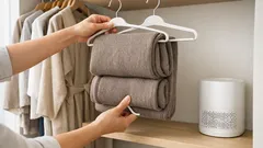 ハンガー2本でロングコートが短くなる 三つ折り収納のやり方