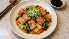 フライパンひとつで完成：豚バラ×小松菜×キャベツのオイスター炒め