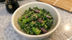 紫菜花（紅菜苔）のごま和え：茎と葉の茹で分けで、シャキッと香ばしく