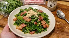 プチプチ食感を残すコツ：アイスプラントとベーコンのごま油炒め（薄口しょうゆでさっと一品）