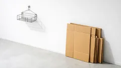 セリアのワイヤーふきんかけで玄関の段ボールが片づく、壁掛けストッカー術