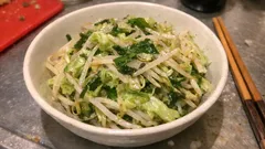 白だし×酢でさっぱり。蒸し焼きでシャキッと仕上げる「もやし青しそレタス炒め」