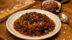 レトルトのミートソースで簡単コクうま：きくらげ入り煮込みハンバーグ（フライパン1つ）