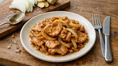 黄金比だれで味が決まる、定番の豚の生姜焼き—玉ねぎ甘めでご飯が進む