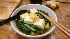 鍋ひとつで味しみ。小松菜と木綿豆腐の生姜香る煮びたし（火を止めて漬けるだけ）