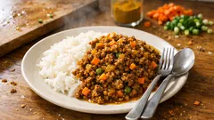 炒めて水分を飛ばすだけ：ソースでコク旨、基本のドライカレー（作り置き・お弁当にも）