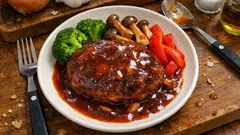 デミ缶なしでコク深く:ケチャップ×とんかつソースの煮込みハンバーグ(フライパン1つ)