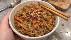 作り置きに助かる、ピリ辛きんぴらごぼう—豚ひき肉×しらたきで満足おかず