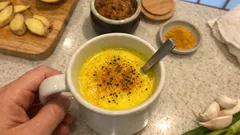 混ぜるだけでカフェ風:ココナッツミルクのゴールデンミルク(黒こしょうをひとつまみ)