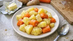 鍋ひとつでほくほく定番副菜:じゃがいもとにんじんのバター塩こしょう