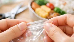 チャック付きポリ袋が開かない時はこれ 端を少し切るだけで一発で開ける裏ワザ