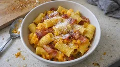 かぼちゃの甘み×スペックの塩気が合う：リガトーニで作る秋パスタ