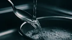 ざるの泡が一瞬で落ちる、スプーンを当てるだけのすすぎ時短ワザ